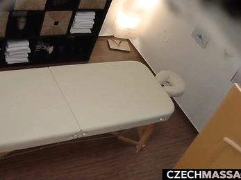 Пышнозадая Чарли Рэй хотела кровать продать, но сексом занялась